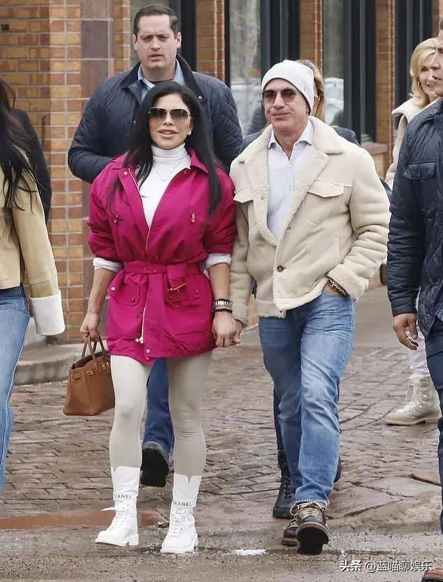 劳伦·桑切斯穿玫红色外套,帅气的杰夫·贝索斯出场,时尚甜美_购物