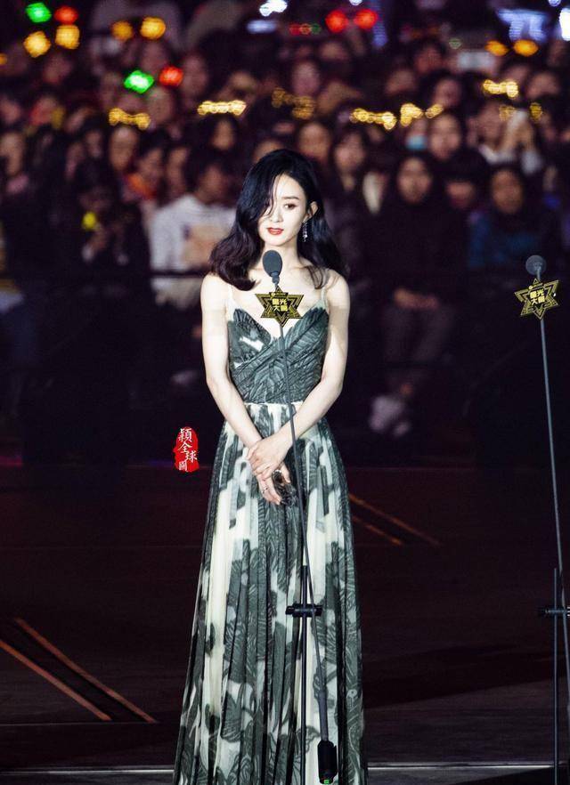赵丽颖产后衣品简直开挂,吊带挂脖侧肩礼服件件惊艳,气质好贵妇_女生
