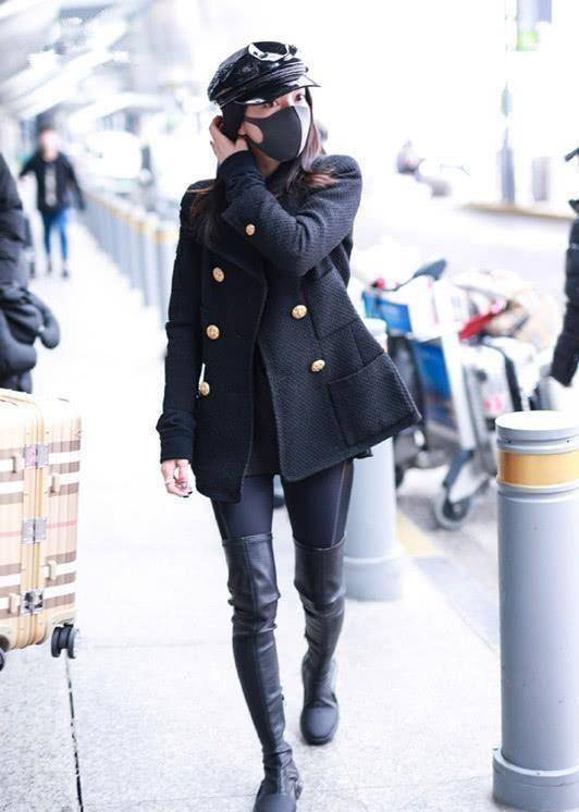 张韶涵穿黑色外套走机场,裤子塞进长靴里面,显气场又显高!