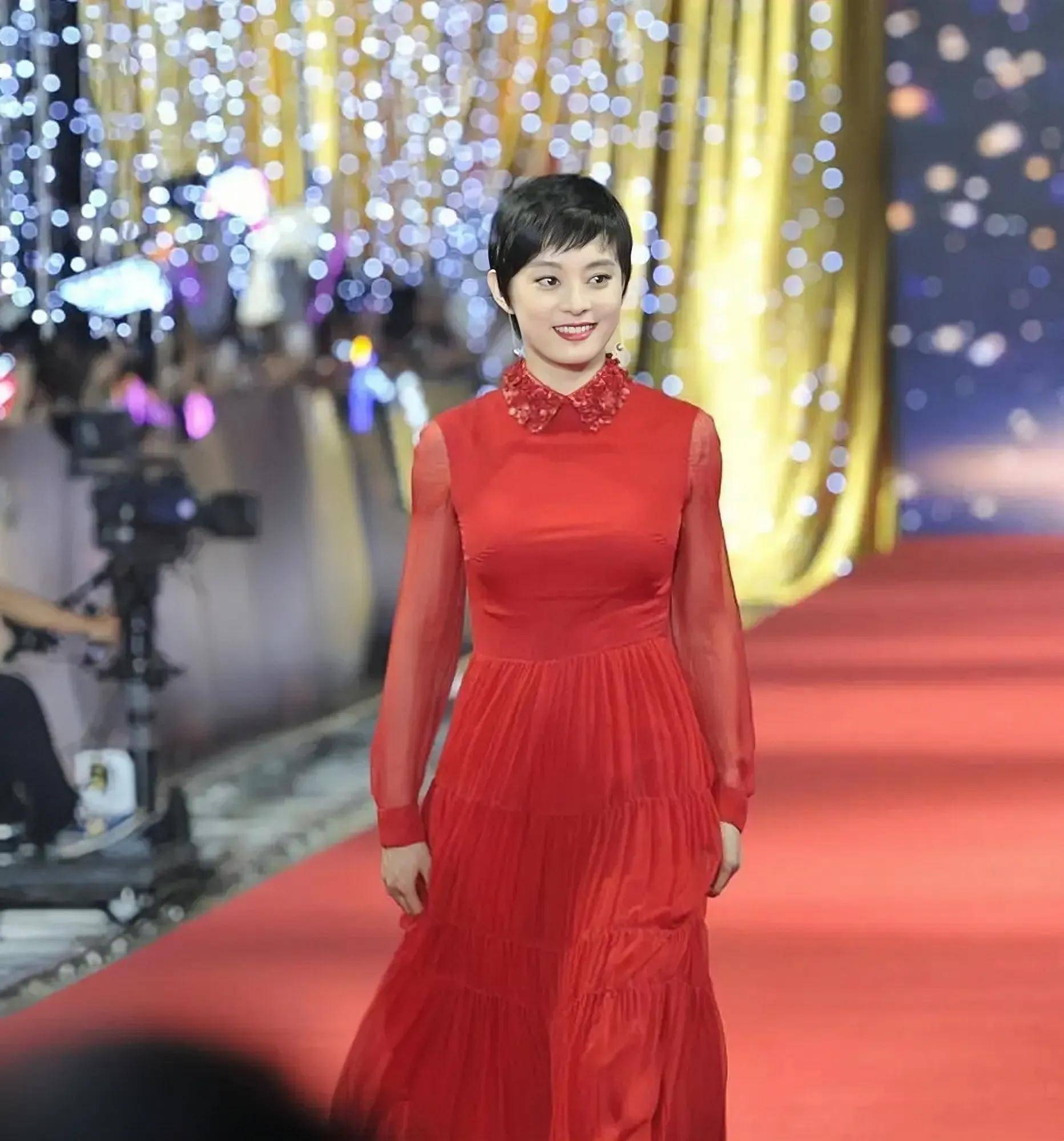 孙俪这次终于不再穿低档粉色礼服了,线条尽收眼底