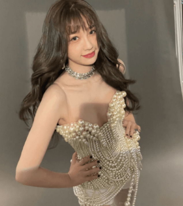 白色半月袜搭配珍珠连衣裙,虞书欣实力亮眼,网友:可爱!