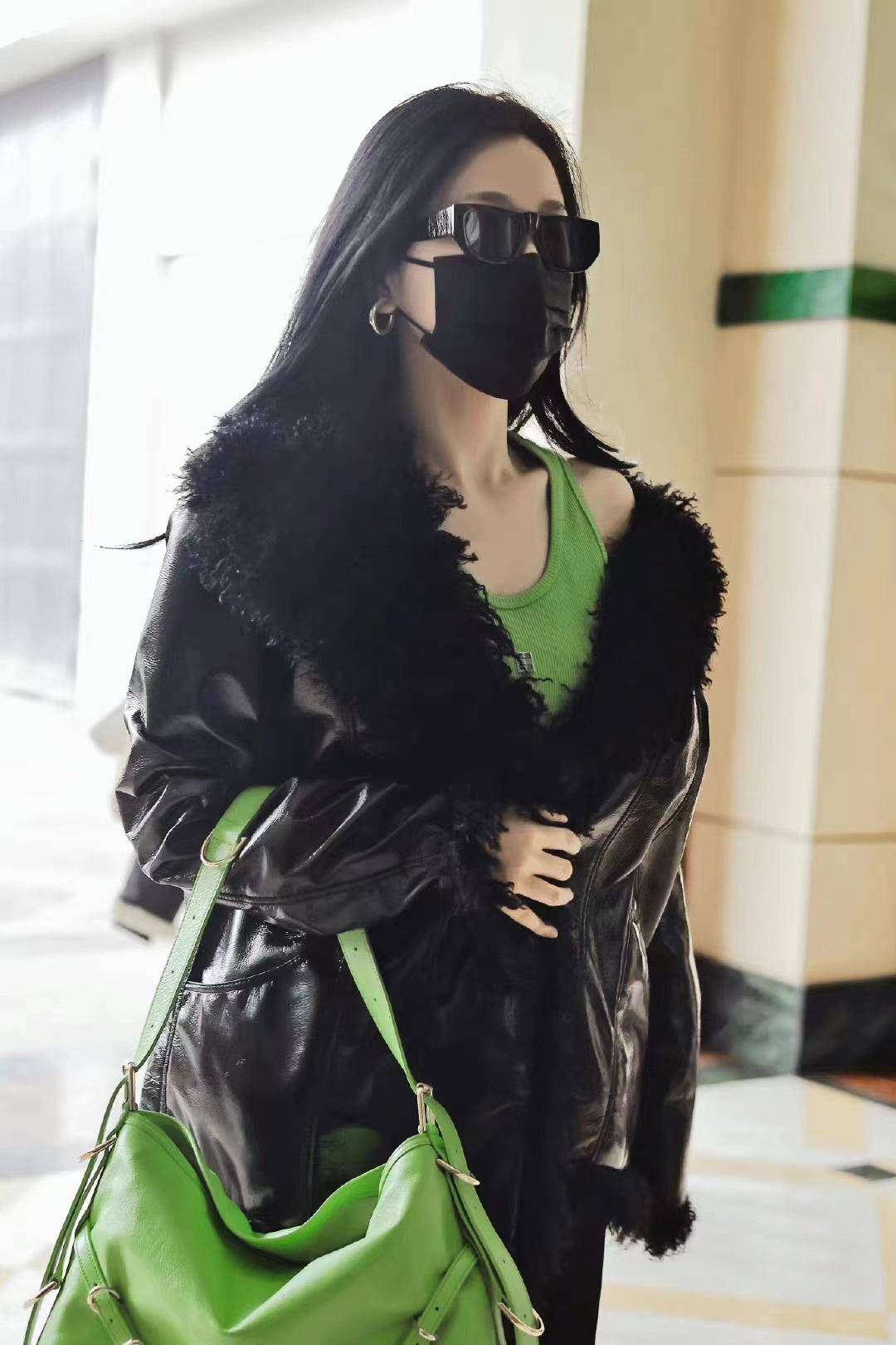 虞书欣上班私服黑色毛领皮衣搭配薄裤酷炫又时尚