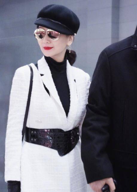 赵雅芝被老公牵着现身机场,身材超好变身甜蜜小女人_时候_女神_家庭