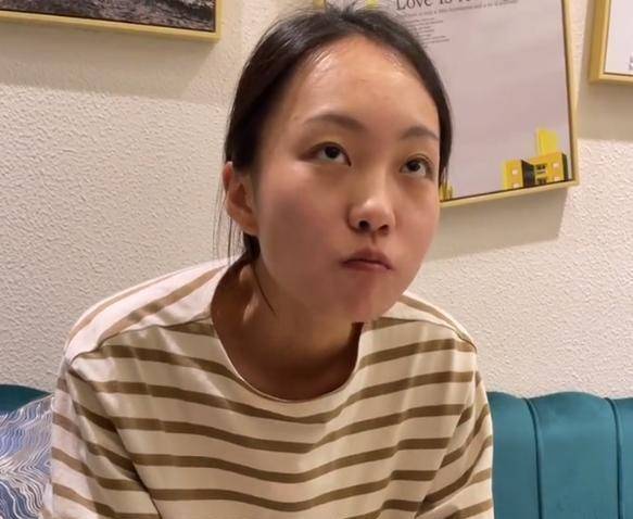坐拥4300万粉丝的邵雨轩,与张小花同框出镜,姐妹俩一样秃头_直播_问题