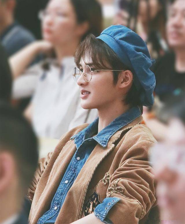 朱正廷和易烊千玺,同是画家帽造型,年纪轻但气场不输!