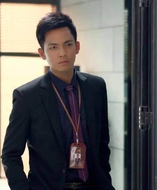 钟汉良和杨幂同框,两种纹理外套穿搭好时尚,比年轻还是男方赢了_西装