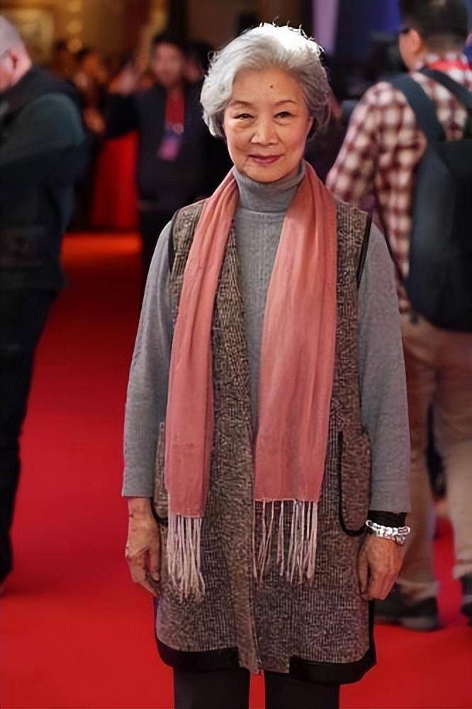 吕中的高龄让我吃惊:83岁,选择宽松的衣服,长裙,优雅端庄_先生_黑色