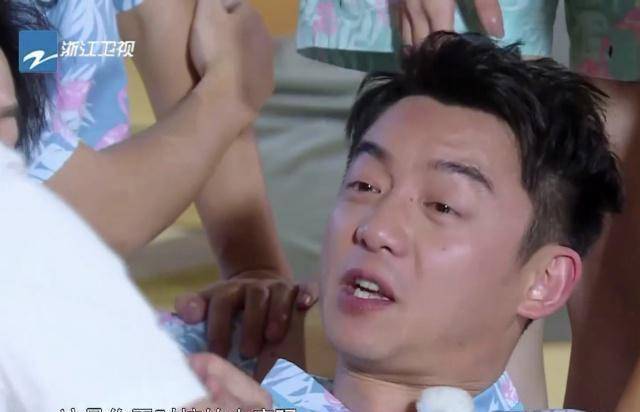 郑恺baby待遇差别大,搓澡大姐表情太逗,李晨2个小细节太暖心_节目