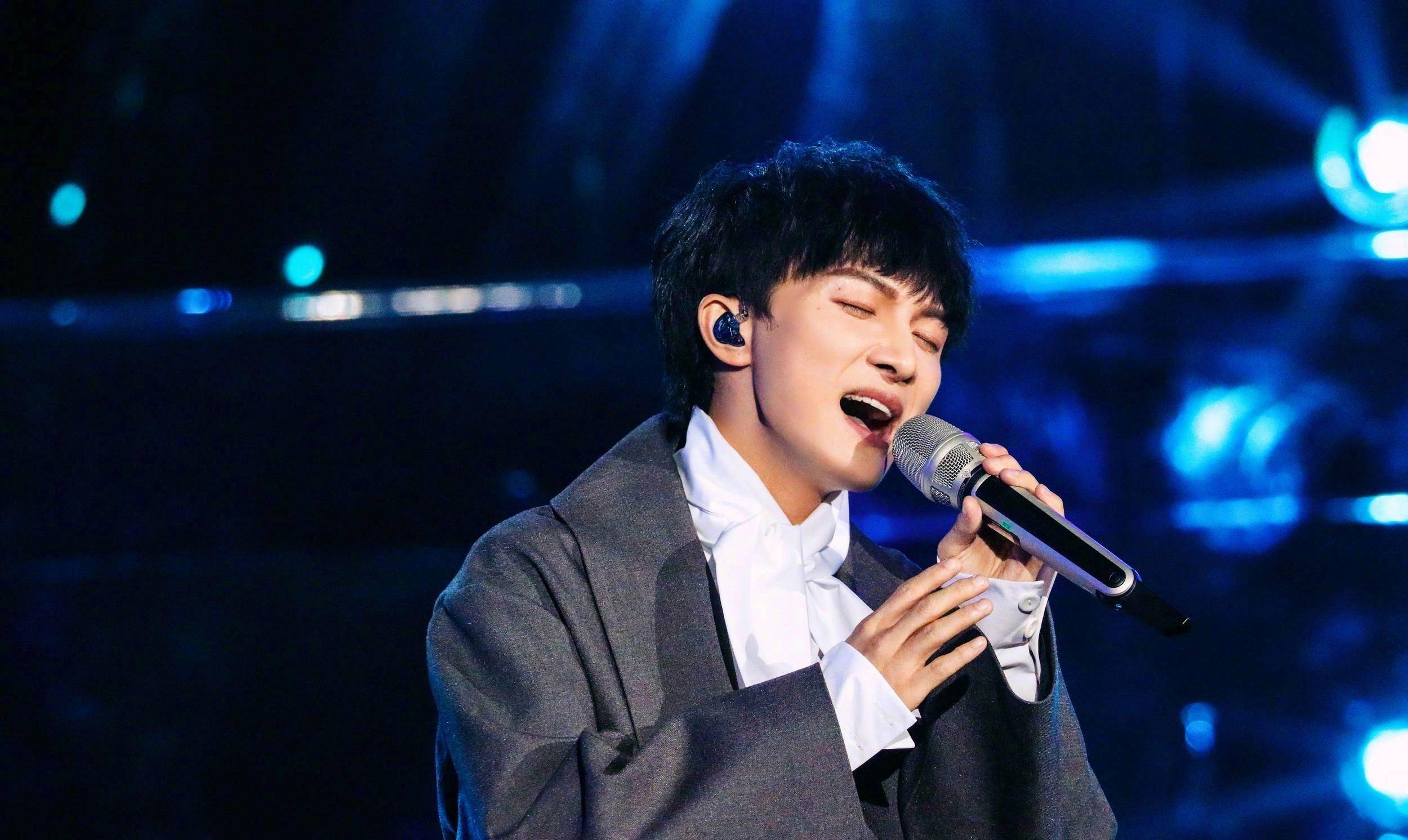 带着的玫瑰给我们看达尼亚,我是看青春环游记二入坑周深的第一遍的