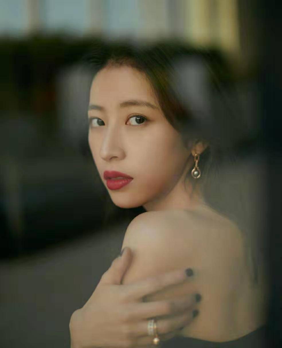 周雨彤突破形象,高开叉抹胸裙大秀美腿,妩媚动人太惊艳!