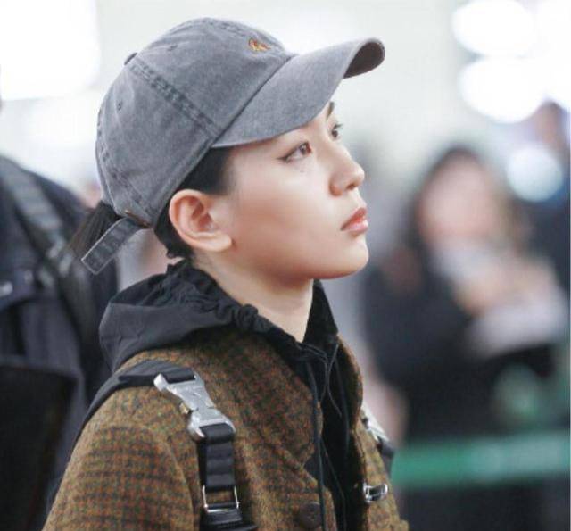 周笔畅穿格纹外套现身机场,搭配中性风牛仔裤,超酷的!_风格_钢笔_黑色