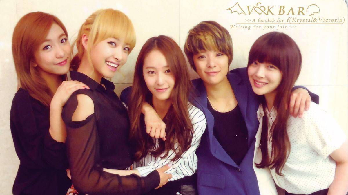 是 f (x) 出道曲《la cha ta》时期的样子,那时候的 victoria,amber