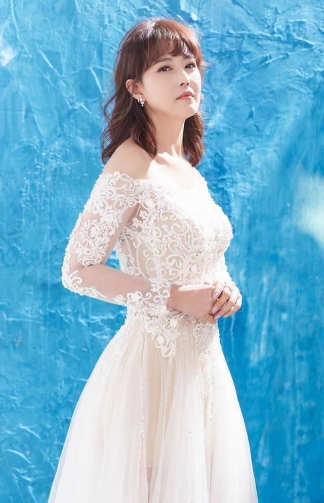 周海媚一点都不像年近半百,53岁打扮像18岁少女,美起来真不低调_感觉