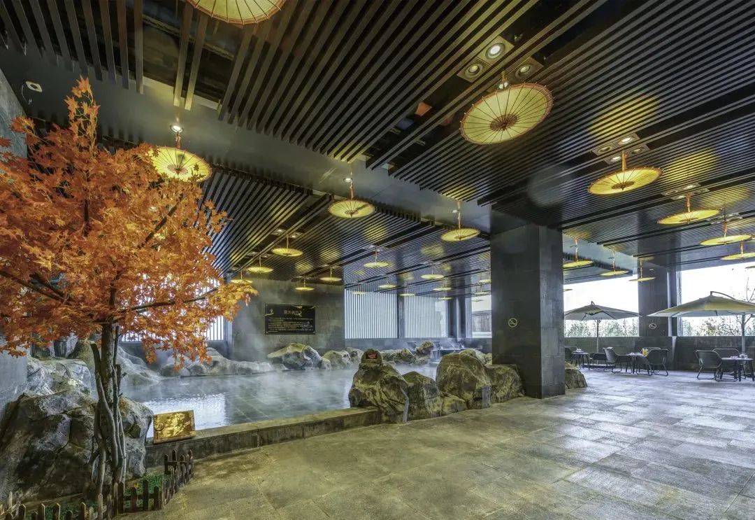 来枫叶小镇,在温泉中卸下一身疲惫,在这里可以享受一种悠闲,一种安然
