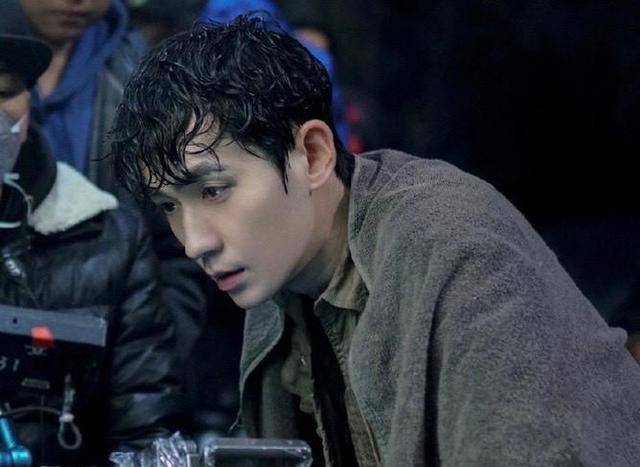 朱一龙雨中攀岩不靠威亚,凭实力出圈,却被指撞型肖战_发展_作品_毕业