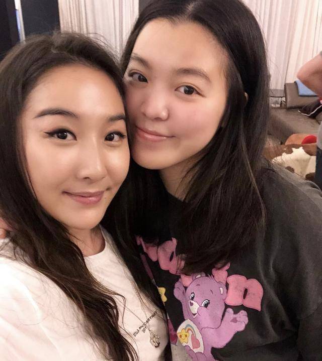 钟镇涛长女钟嘉晴与继母庆25岁生日幸福洋溢,与范姜感情胜章小蕙_生活