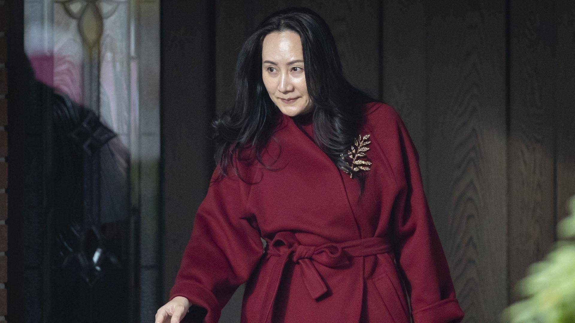 孟晚舟是我见过最贵气的女人，不披金挂银，戴胸针、珍珠就很优雅_首饰_造型_衣服