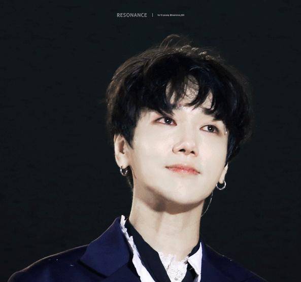 然后金钟云就着急忙慌地去穿好衣服戴好帽子,开了第二个直播.