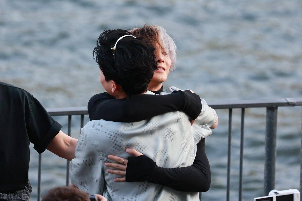 王嘉尔白敬亭俊杰等乘船去看秀,沿途风景绝美,好羡慕上流社会!