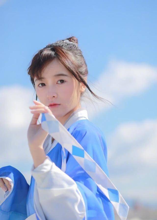 周星驰"干女儿"徐娇已显成熟女人魅力,晒黑丝写真引网友争议_照片