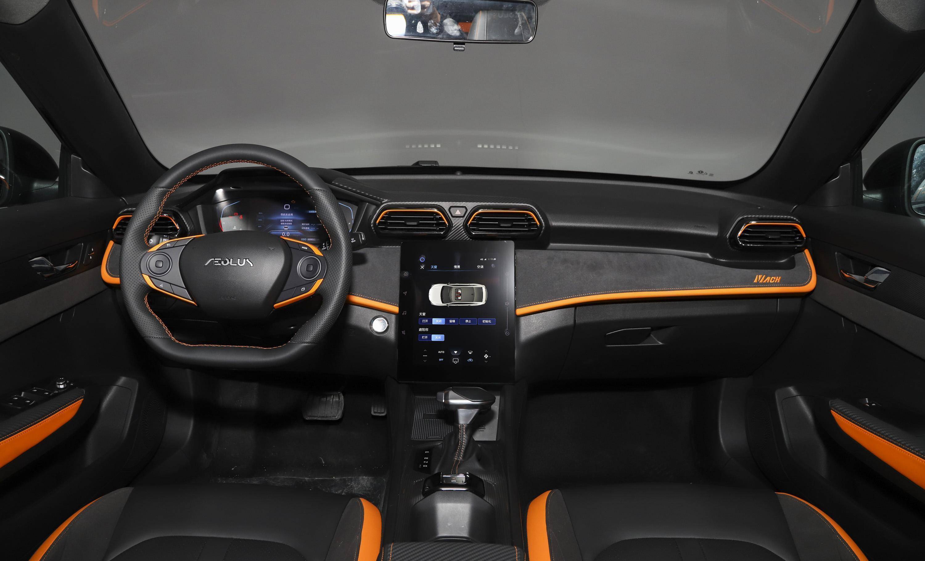 坐进到车内,奕炫gs马赫版的内饰与它年轻运动的外观是比较相符的.