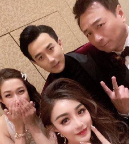 钟嘉欣晒与刘恺威合照,两人搂腰搭肩超亲密,剧照引一波回忆杀!