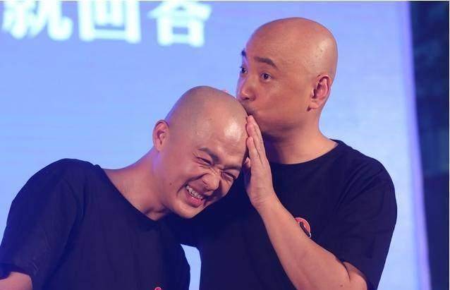 徐峥,年轻时候的头发都不是很多,所以后来直接剃光了,2000年参演第一