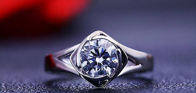 能够和上上签相比的浪漫寓意,能够很好地衬托出订婚钻戒的身份和象征