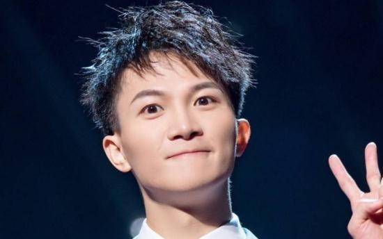 周深是现在热度十分不错的一位男歌手,2014年的时候,周深参加了浙江