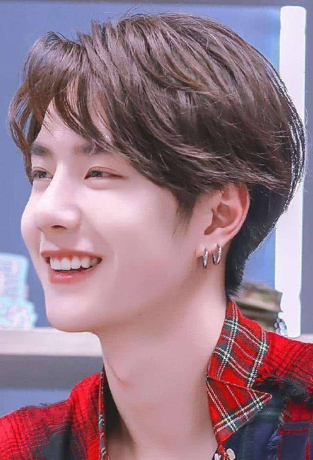 王一博出生于河南省洛阳市,初一时他看到电视播出街舞比赛,对其中的