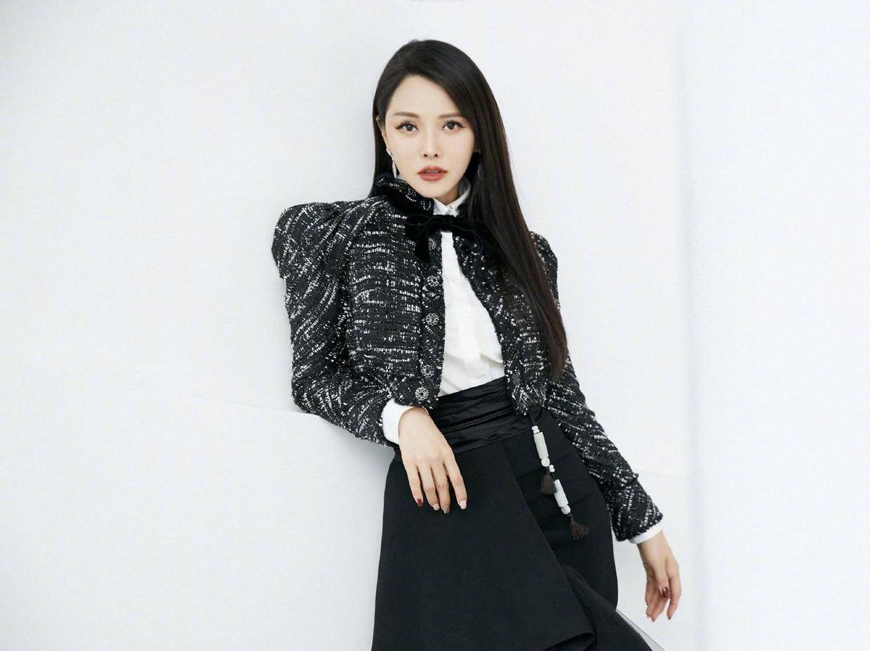 伊能静扮嫩真到位,躲在小9岁老公旁边,穿搭时髦减龄像对小年轻_女性