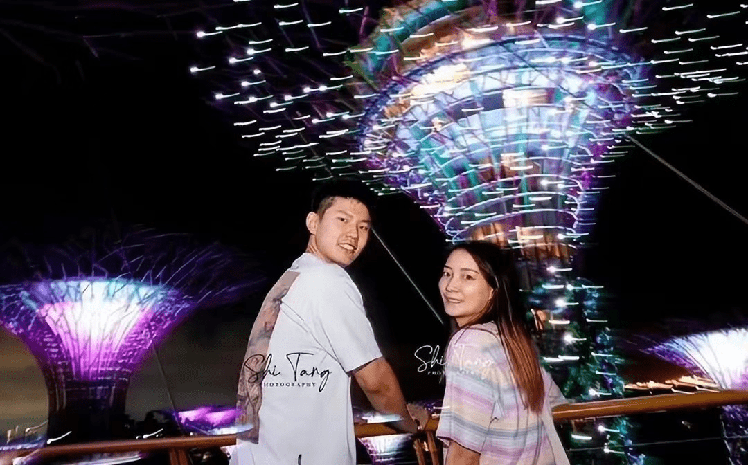 晒甜蜜合影搂着3个娃,已见家长_刘雨辰_黄雅琼_组合