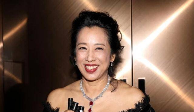 朱玲玲63岁生日,母子4人罕见亮相,网友:一家都是高颜值!