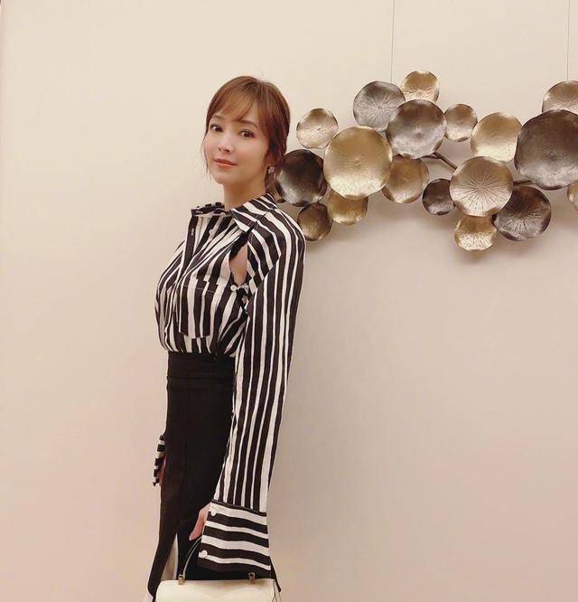 周杰伦前女友侯佩岑也变了,脸上都能看见法令纹,让人心疼_镂空_设计