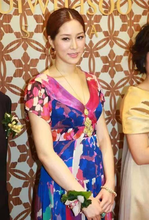 徐子淇的脸型和性格都比较独特,搭配了一件印花连衣裙,看起来也是非常