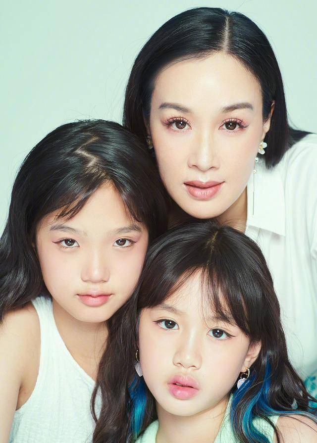出镜的是二女儿jaden和小女儿cayla,很明显两个女儿都继承了钟丽缇的
