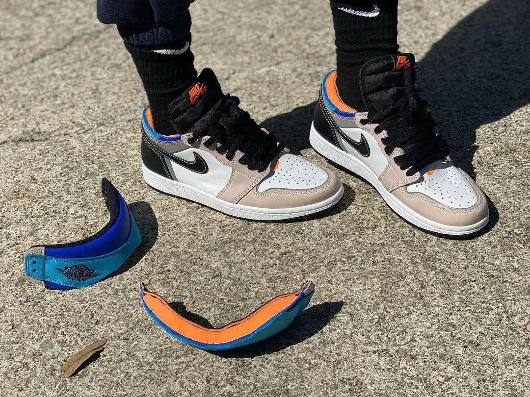 鞋后跟还印有travisscott标志性的鬼脸和fragment标志性的闪电印记