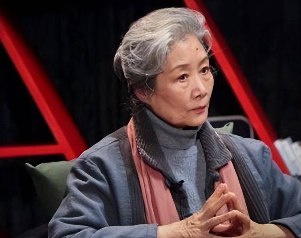 吕中打扮,我悟了:穿裙不搭运动鞋,头发微卷,优雅到老_时尚_年龄_黑色