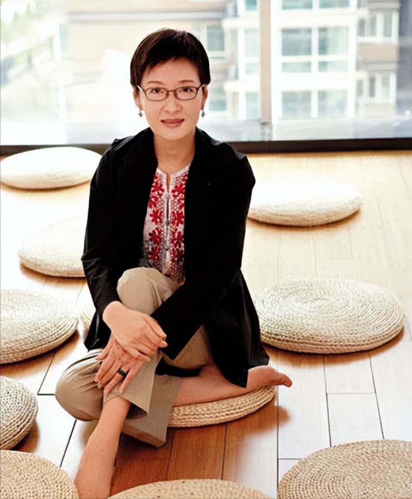 女人老了,不要穿碎花衣服裤子,选这3款衣服,时尚又不显老_感觉_年龄