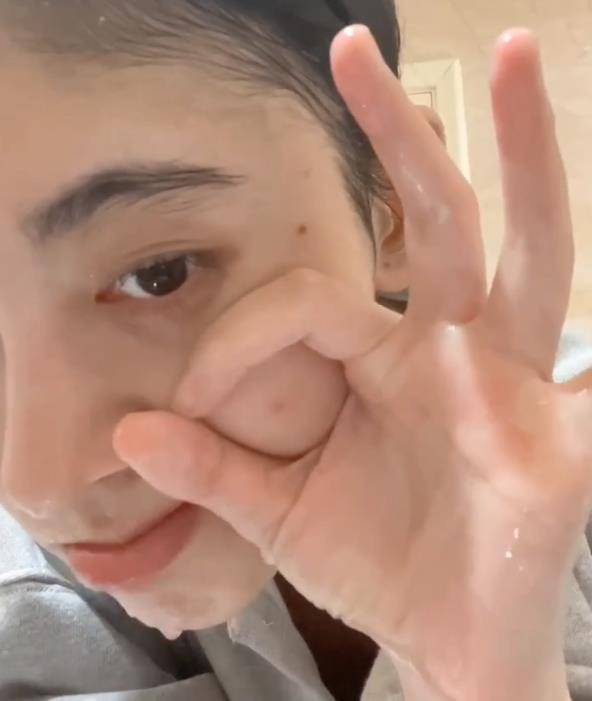 有种真实叫鞠婧祎洗脸,当她冲去一脸泡沫后,被她的素颜皮肤惊住_女