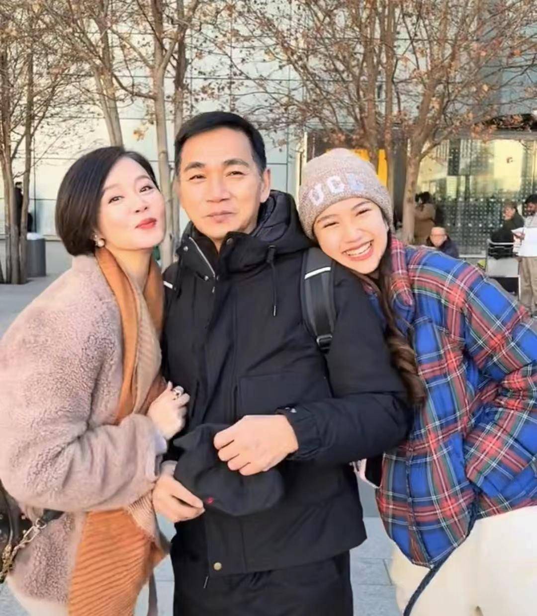 骆达华携妻女现身广西!