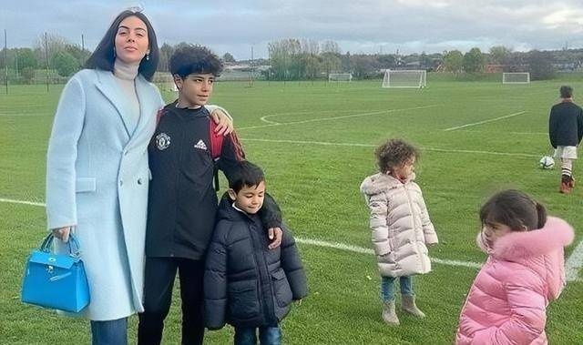 回顾c罗孩子6岁了,乔妹陪衬小"寿星" 球迷:"迷你罗"长高了_乔治娜