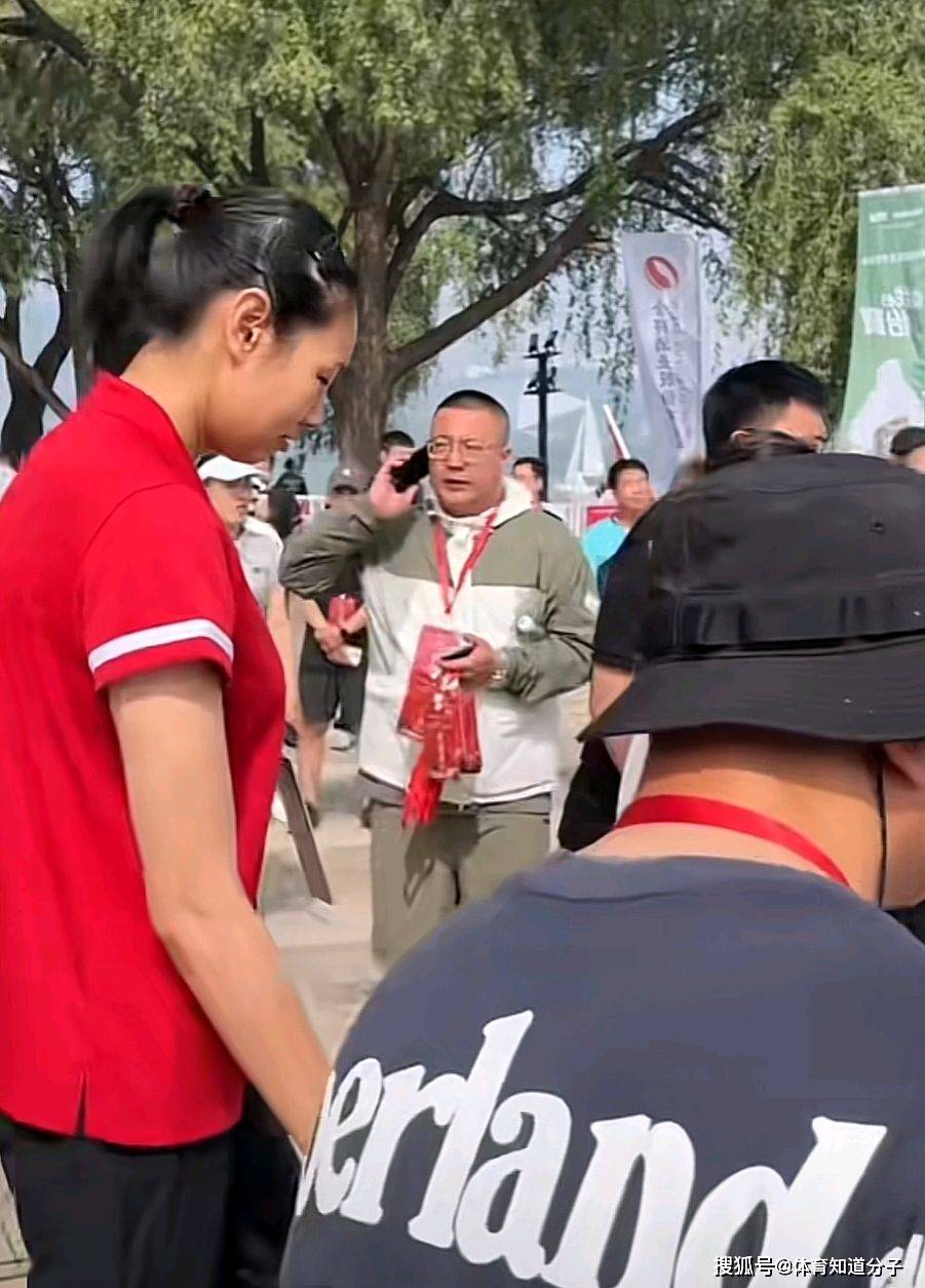 身穿国家队衣服签名合照,网友:拦网有希望了_颜妮_中国_比赛