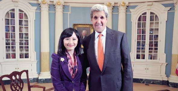 这位美女记者,就是凤凰卫视的王冰汝,她也是一位漂亮的四川妹子_冰汝
