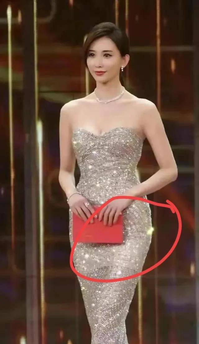 女明星一上妆大变样,毛坏秒变精装,没想到滤镜的