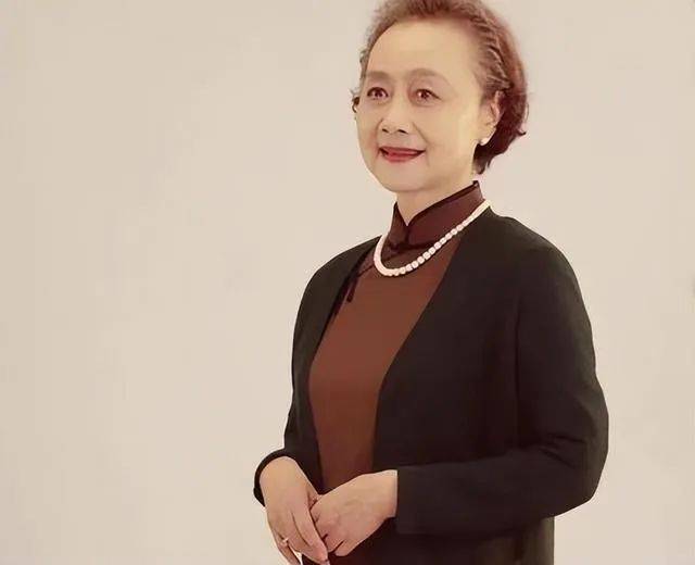 直到72岁见到黄梅莹,我才恍然大悟:穿着考究,优雅又充满洋气的老奶奶