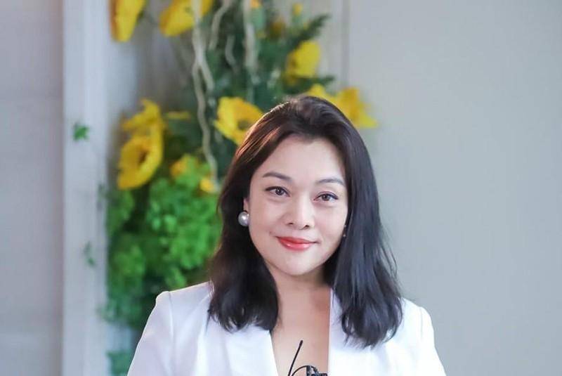 看了59岁史可的着装才知道:穿着裙子不穿运动鞋,微卷的头发,优雅又