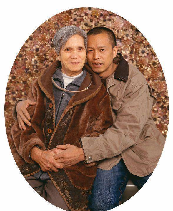 持续24个小时保持不动,这次的行为艺术作品叫做《抱柱之信》,寓意在