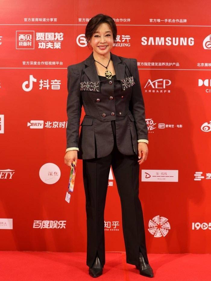 看了刘晓庆,奚美娟,我发现:裙子不配丝袜,鞋子带点跟,更优雅_款式