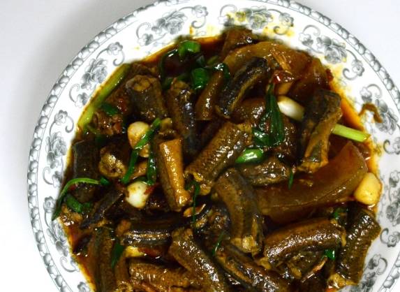 放入黄鳝段,加入料酒,老抽,豆瓣酱,迅速翻炒几下,然后加入豆瓣酱.